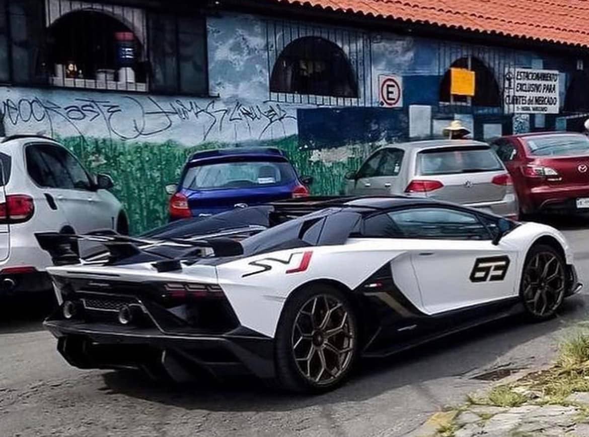 Lamborghini Aventador SVJ 63 Roadster andata a fuoco: le immagini