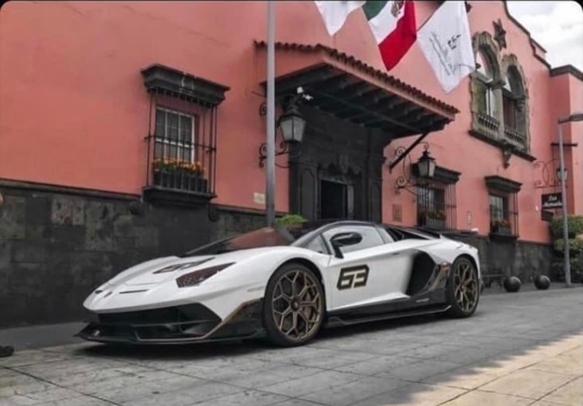 Lamborghini Aventador SVJ 63 Roadster andata a fuoco: le immagini