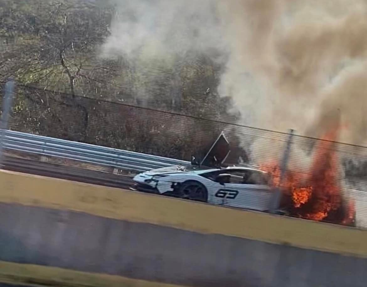 Lamborghini Aventador SVJ 63 Roadster andata a fuoco: le immagini