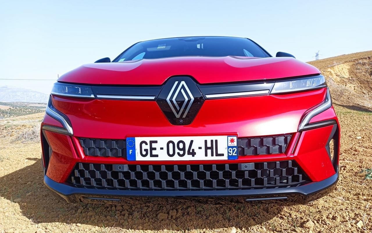 Renault Megane E-Tech Electric: immagini ufficiali della prova su strada