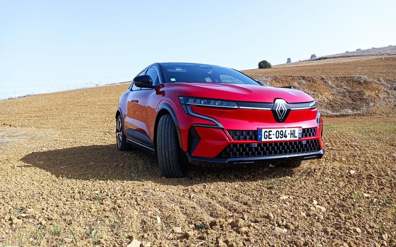 Renault Megane E-Tech Electric: immagini ufficiali della prova su strada