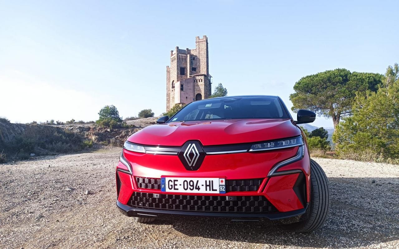 Renault Megane E-Tech Electric: immagini ufficiali della prova su strada