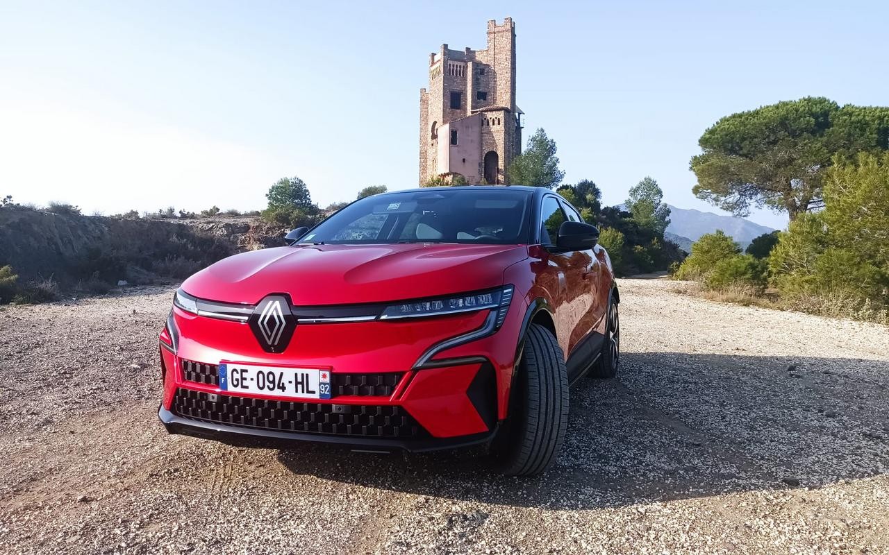 Renault Megane E-Tech Electric: immagini ufficiali della prova su strada