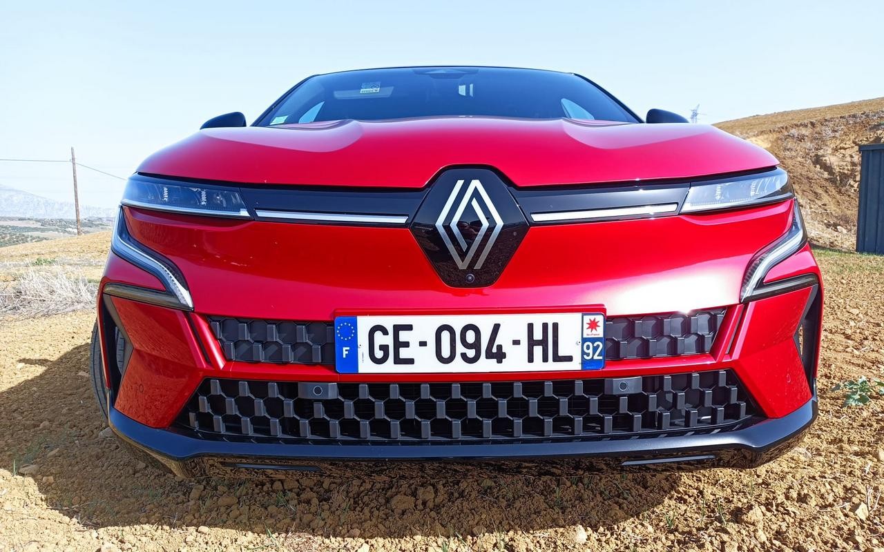 Renault Megane E-Tech Electric: immagini ufficiali della prova su strada