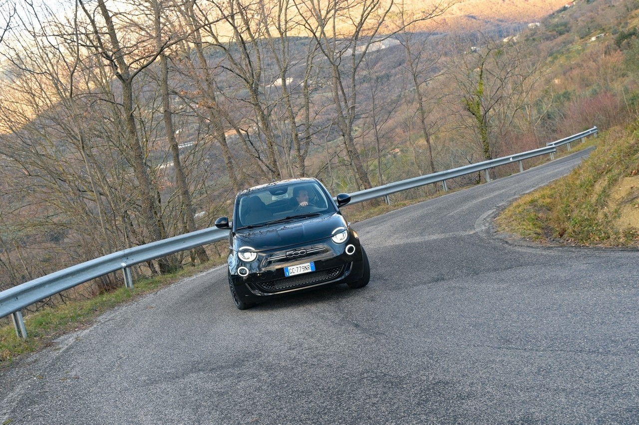 Fiat 500e Icon: la prova su strada