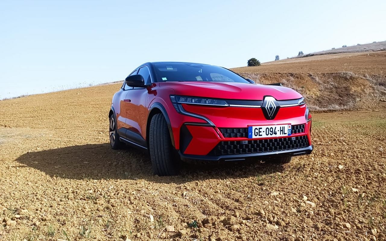 Renault Megane E-Tech Electric: immagini ufficiali della prova su strada