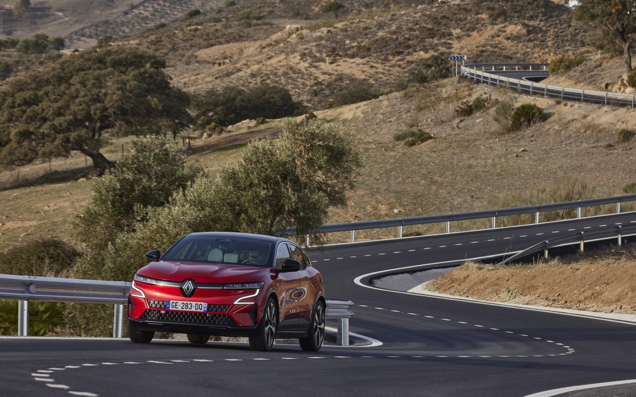 Renault Megane E-Tech Electric: immagini ufficiali della prova su strada