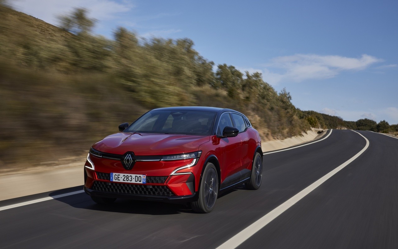 Renault Megane E-Tech Electric: immagini ufficiali della prova su strada