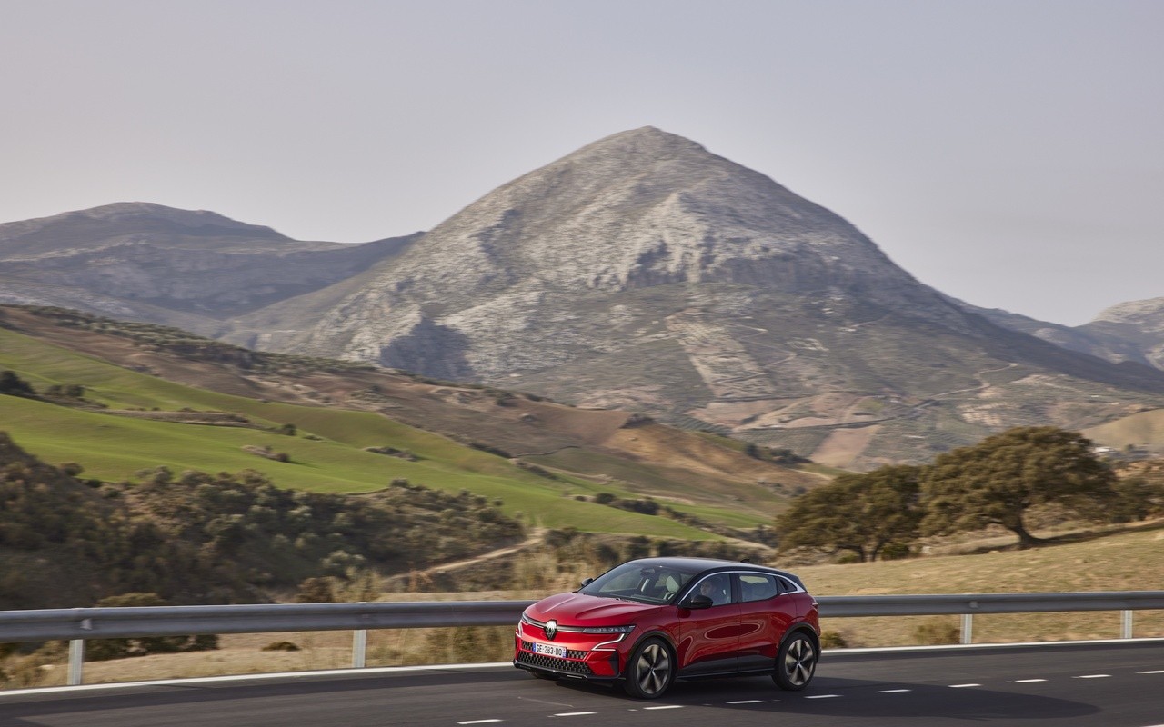 Renault Megane E-Tech Electric: immagini ufficiali della prova su strada