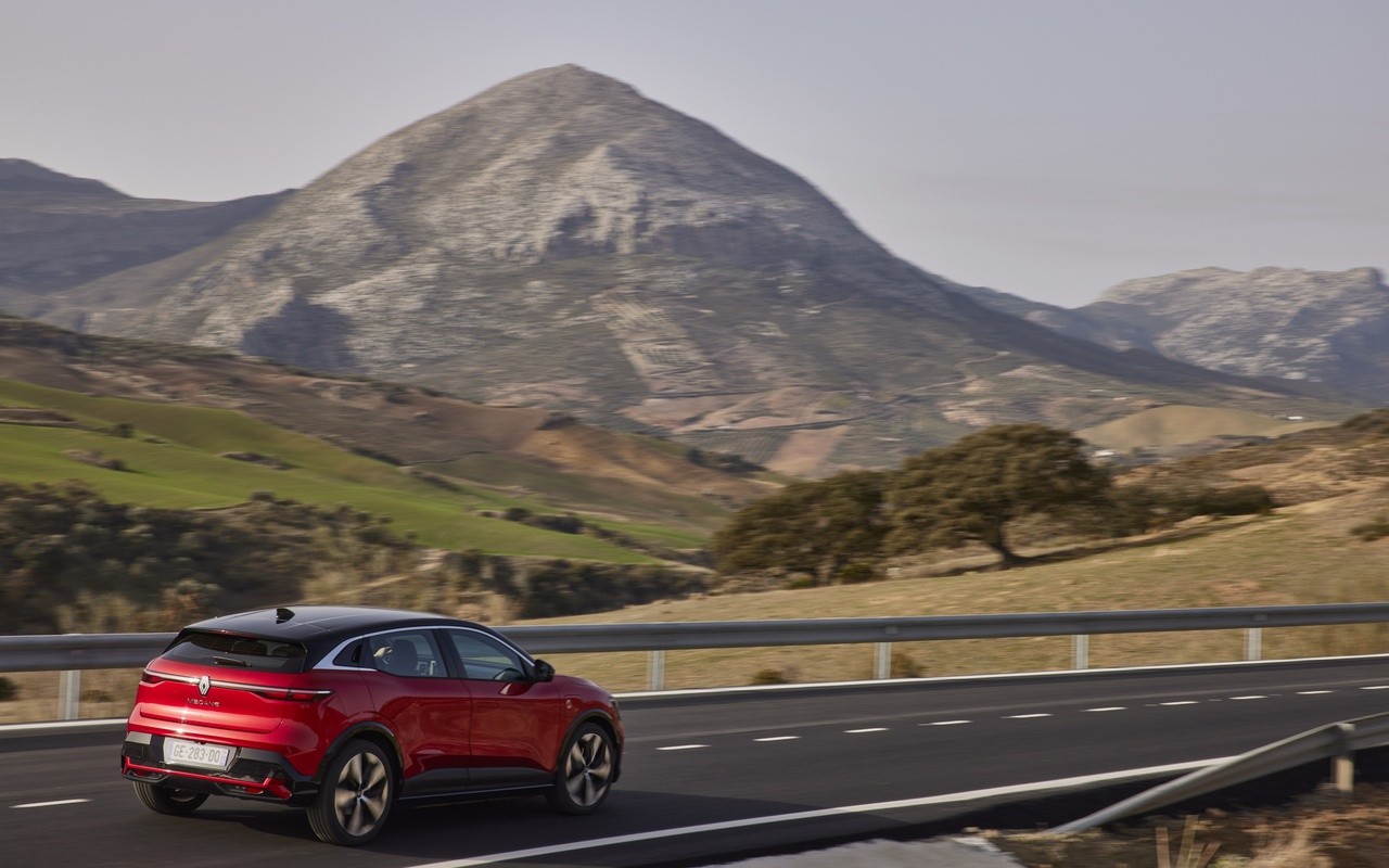 Renault Megane E-Tech Electric: immagini ufficiali della prova su strada