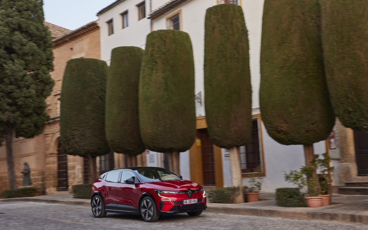 Renault Megane E-Tech Electric: immagini ufficiali della prova su strada