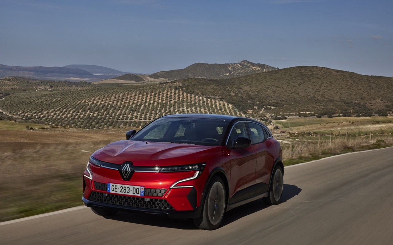 Renault Megane E-Tech Electric: immagini ufficiali della prova su strada