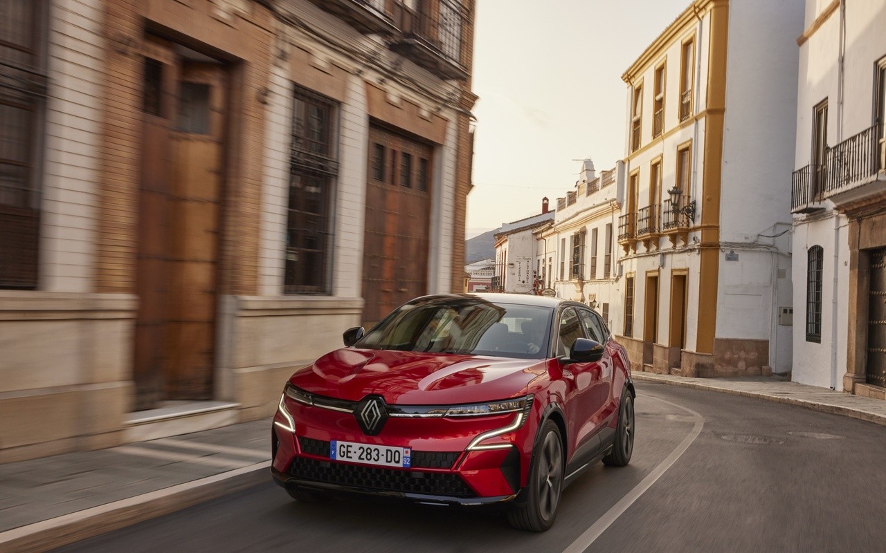 Renault Megane E-Tech Electric: immagini ufficiali della prova su strada