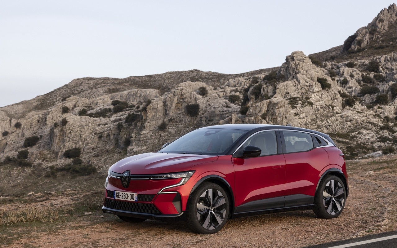 Renault Megane E-Tech Electric: immagini ufficiali della prova su strada