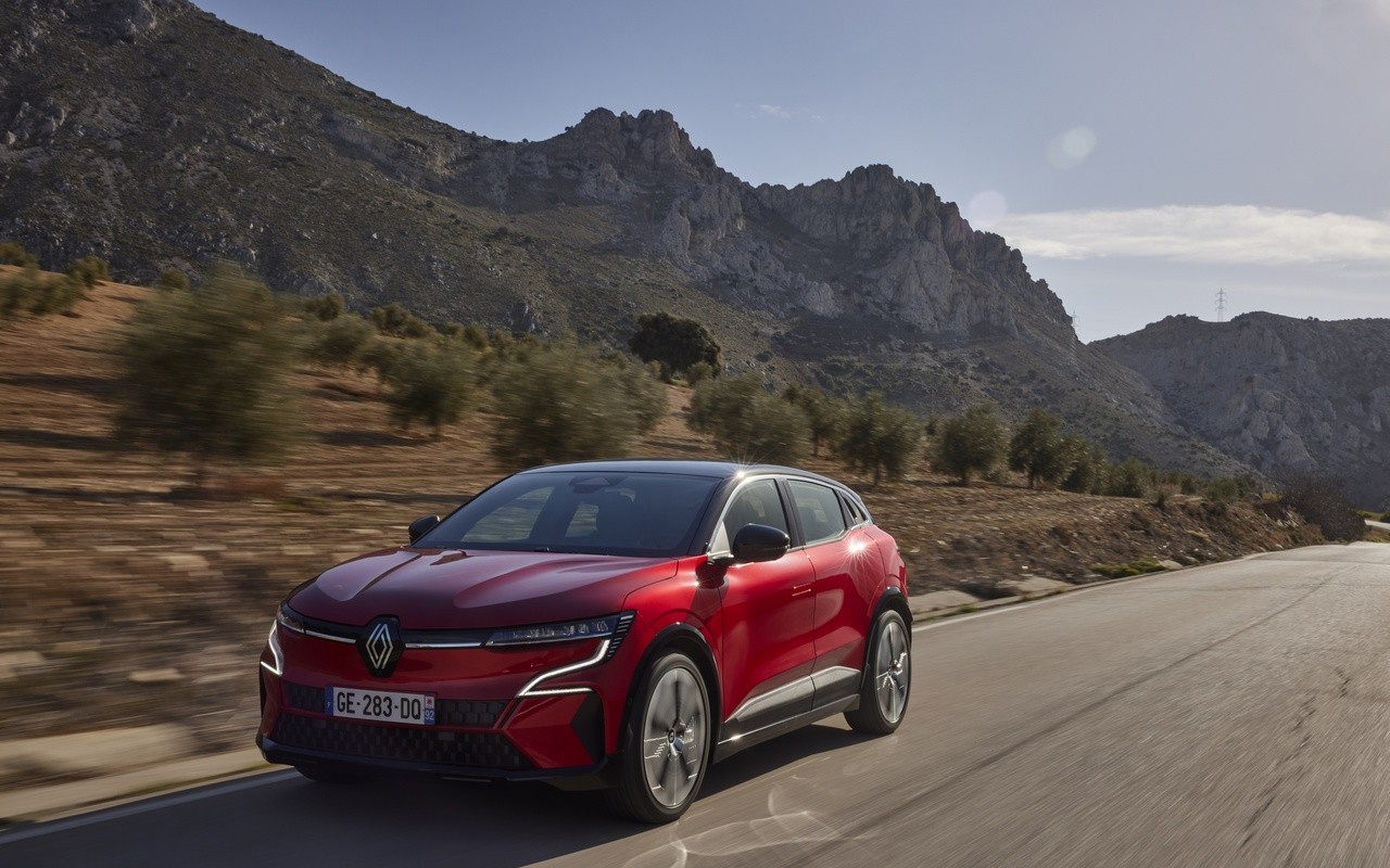 Renault Megane E-Tech Electric: immagini ufficiali della prova su strada