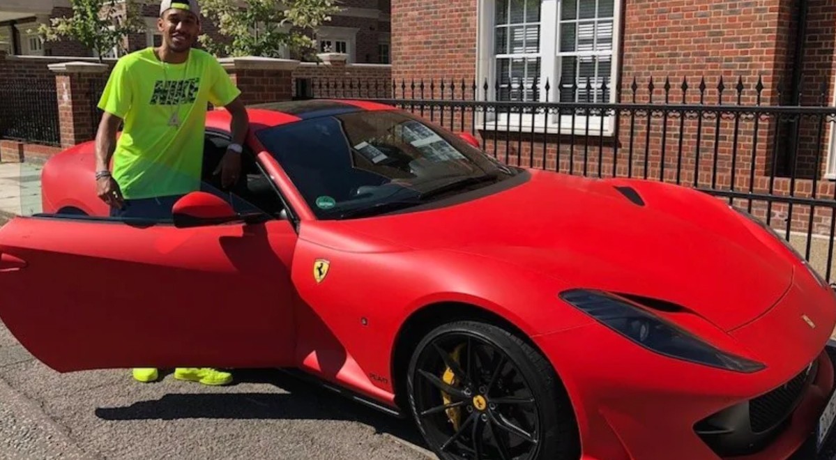 L'incredibile parco auto del calciatore Aubameyang: le immagini