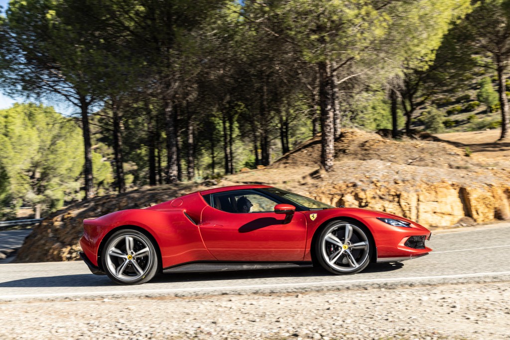 Ferrari 296 GTB: primo contatto con il colibrì di Maranello