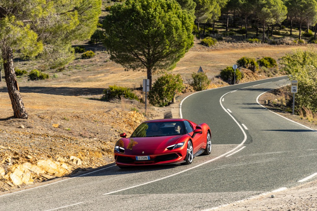 Ferrari 296 GTB: primo contatto con il colibrì di Maranello