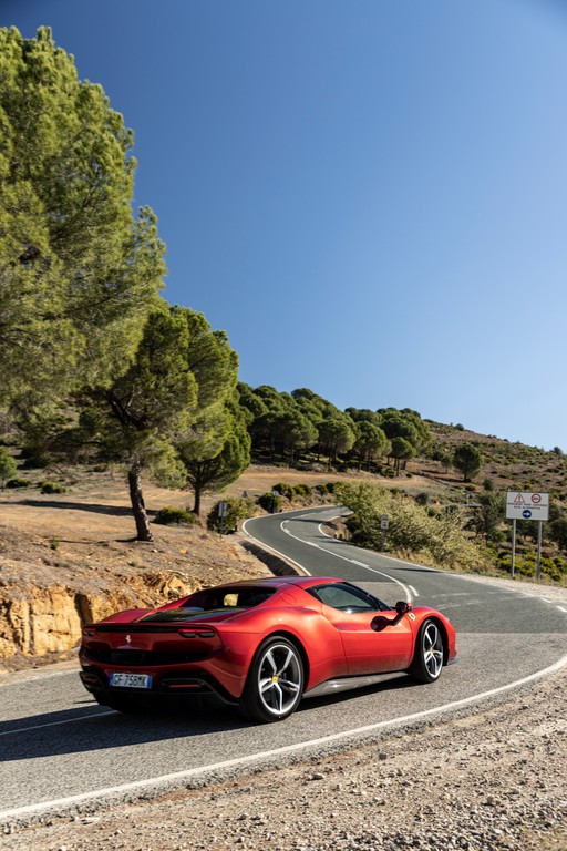 Ferrari 296 GTB: primo contatto con il colibrì di Maranello