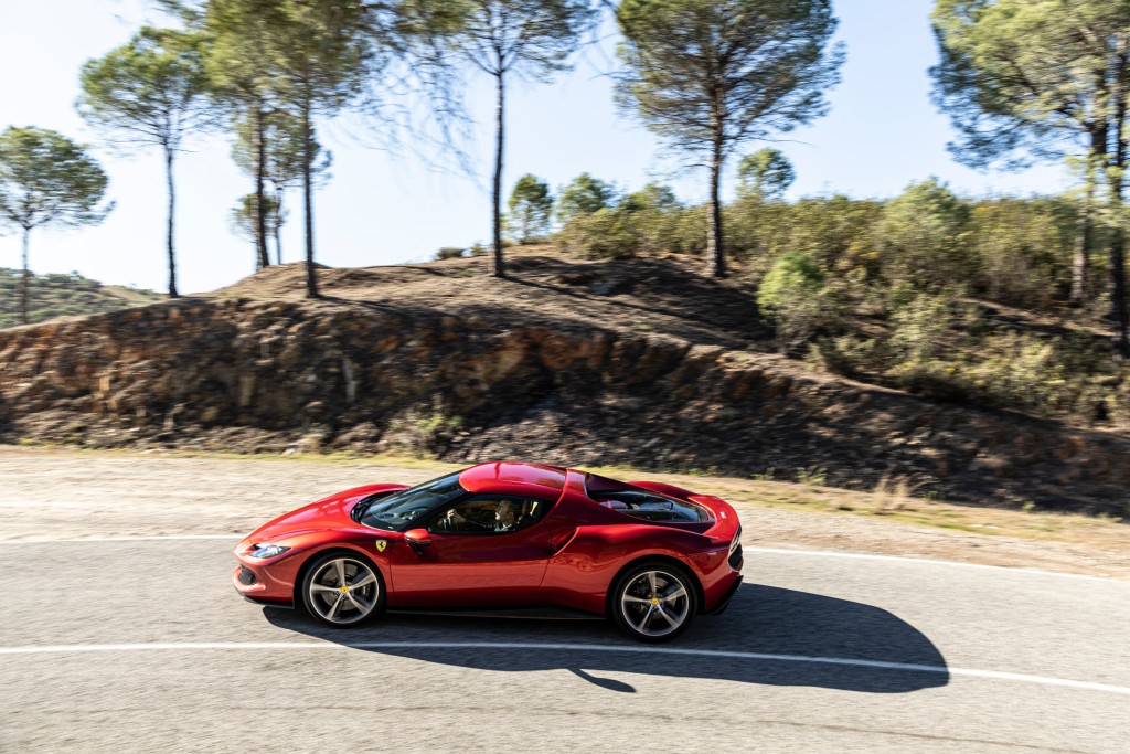 Ferrari 296 GTB: primo contatto con il colibrì di Maranello