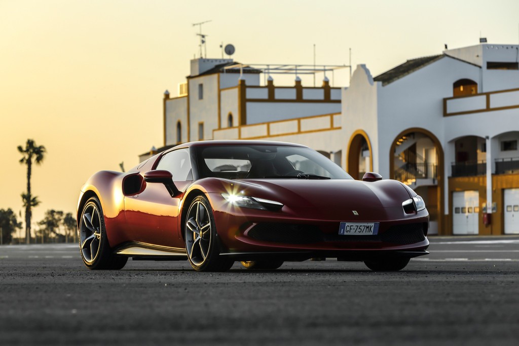 Ferrari 296 GTB: primo contatto con il colibrì di Maranello