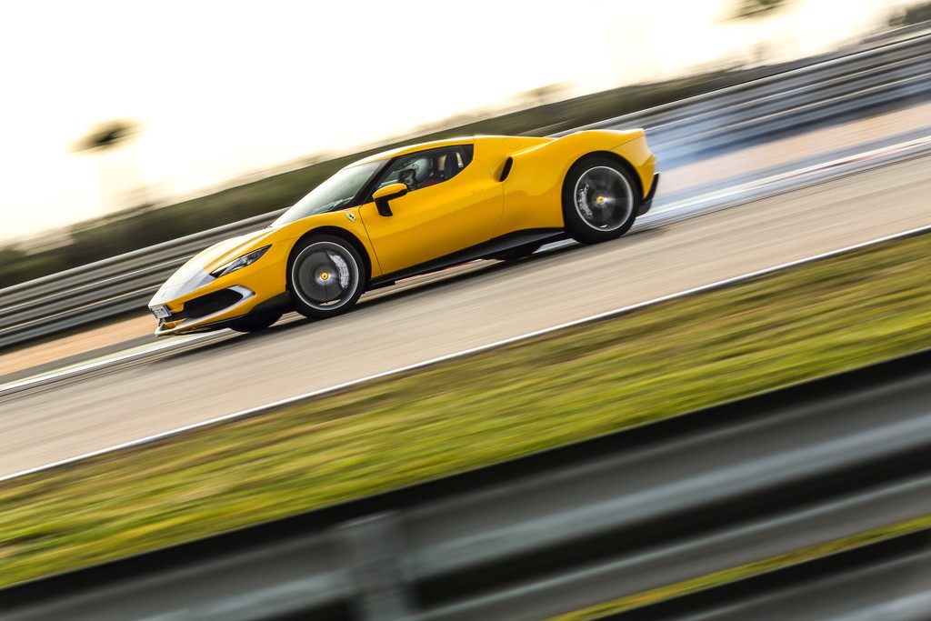 Ferrari 296 GTB: primo contatto con il colibrì di Maranello