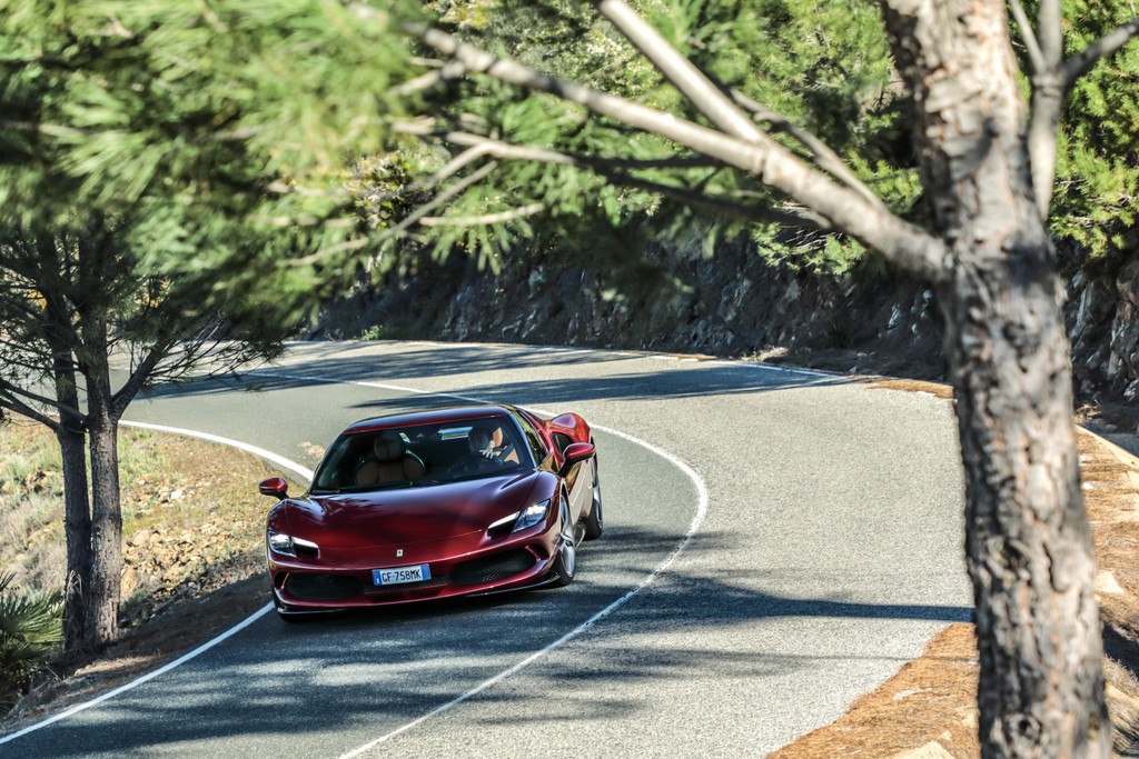 Ferrari 296 GTB: primo contatto con il colibrì di Maranello