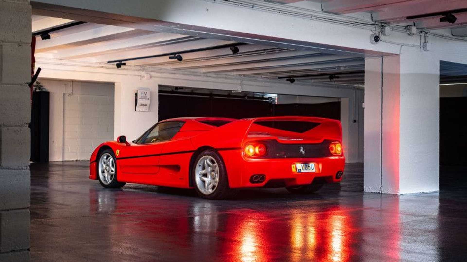 Ferrari F50, in vendita un esemplare con 1000 km: le immagini