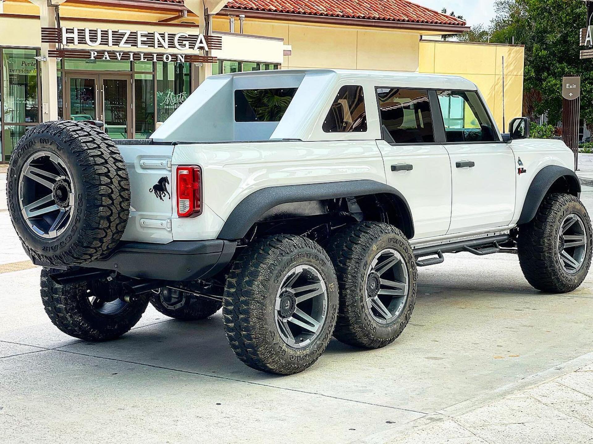 Ford Bronco 6×6: le immagini ufficiali