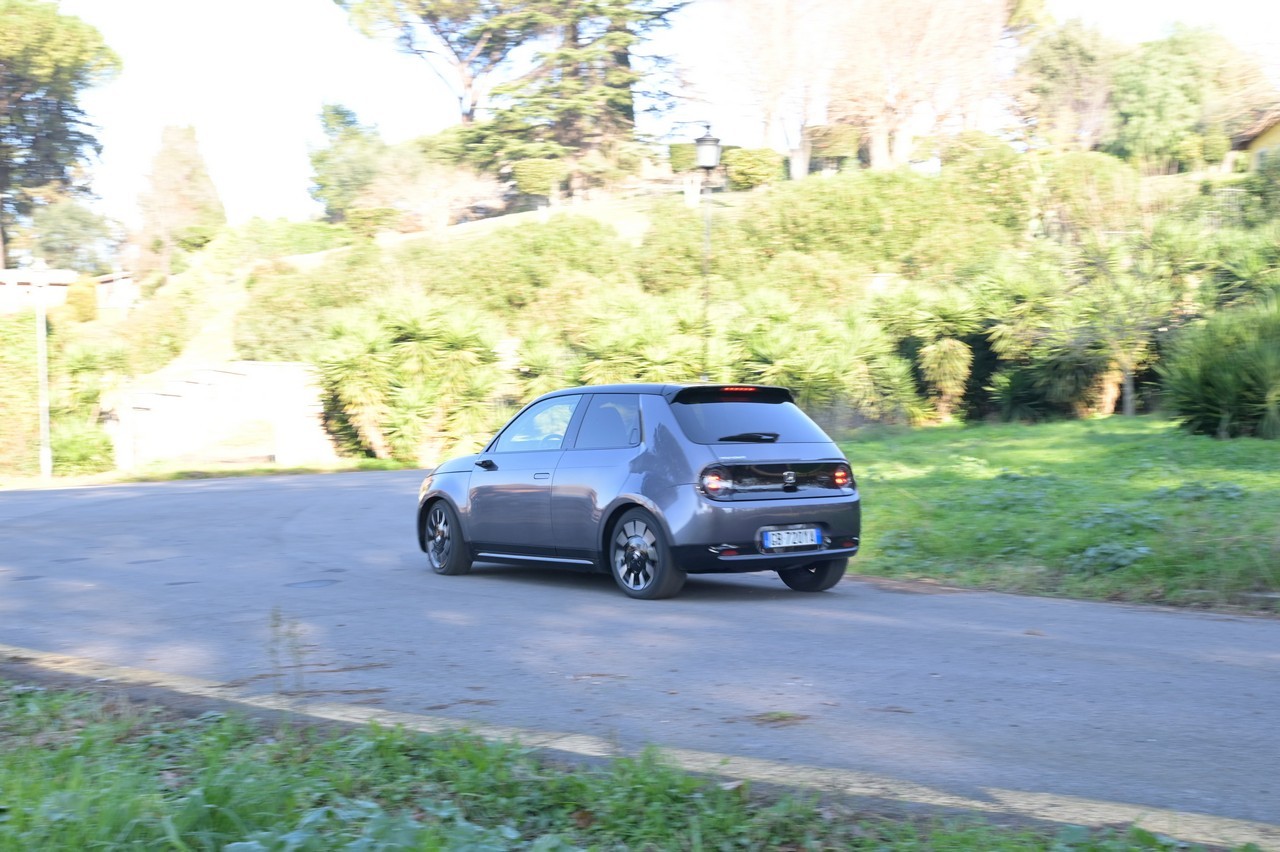 Mercedes EQA ed Honda e: prova su strada