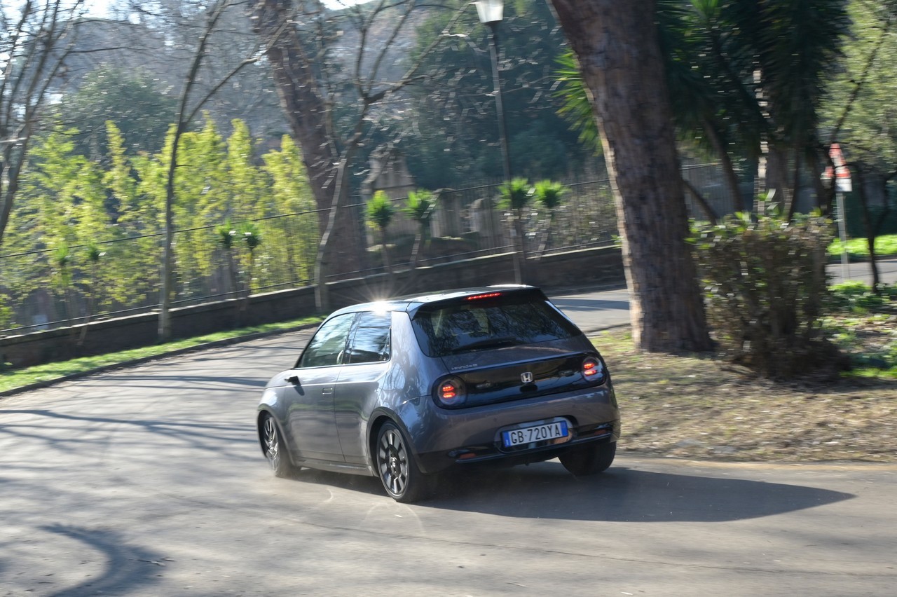 Mercedes EQA ed Honda e: prova su strada