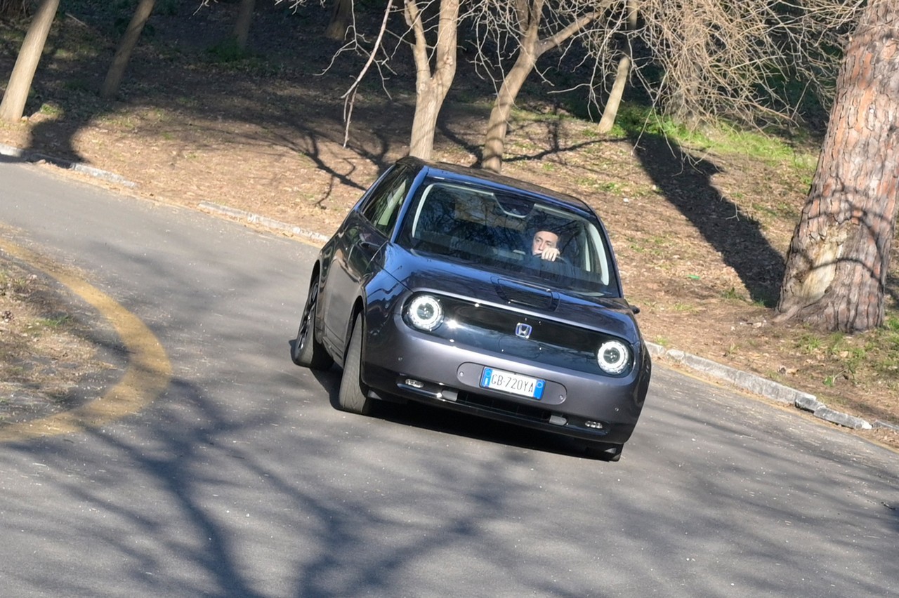 Mercedes EQA ed Honda e: prova su strada