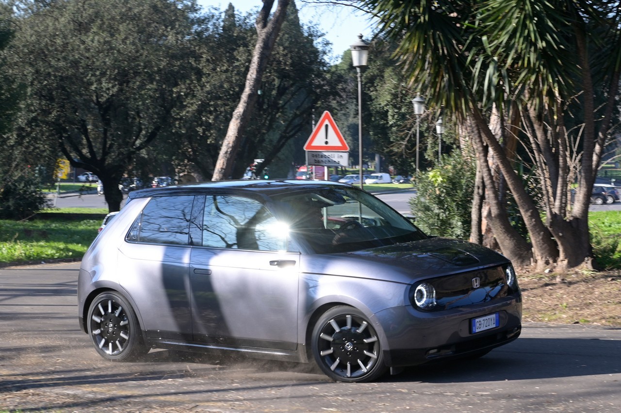 Mercedes EQA ed Honda e: prova su strada