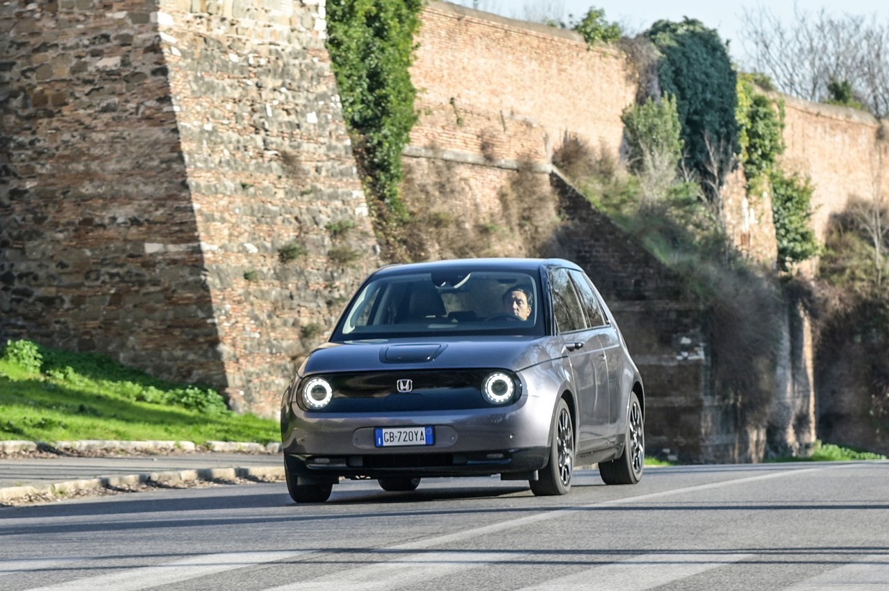 Mercedes EQA ed Honda e: prova su strada