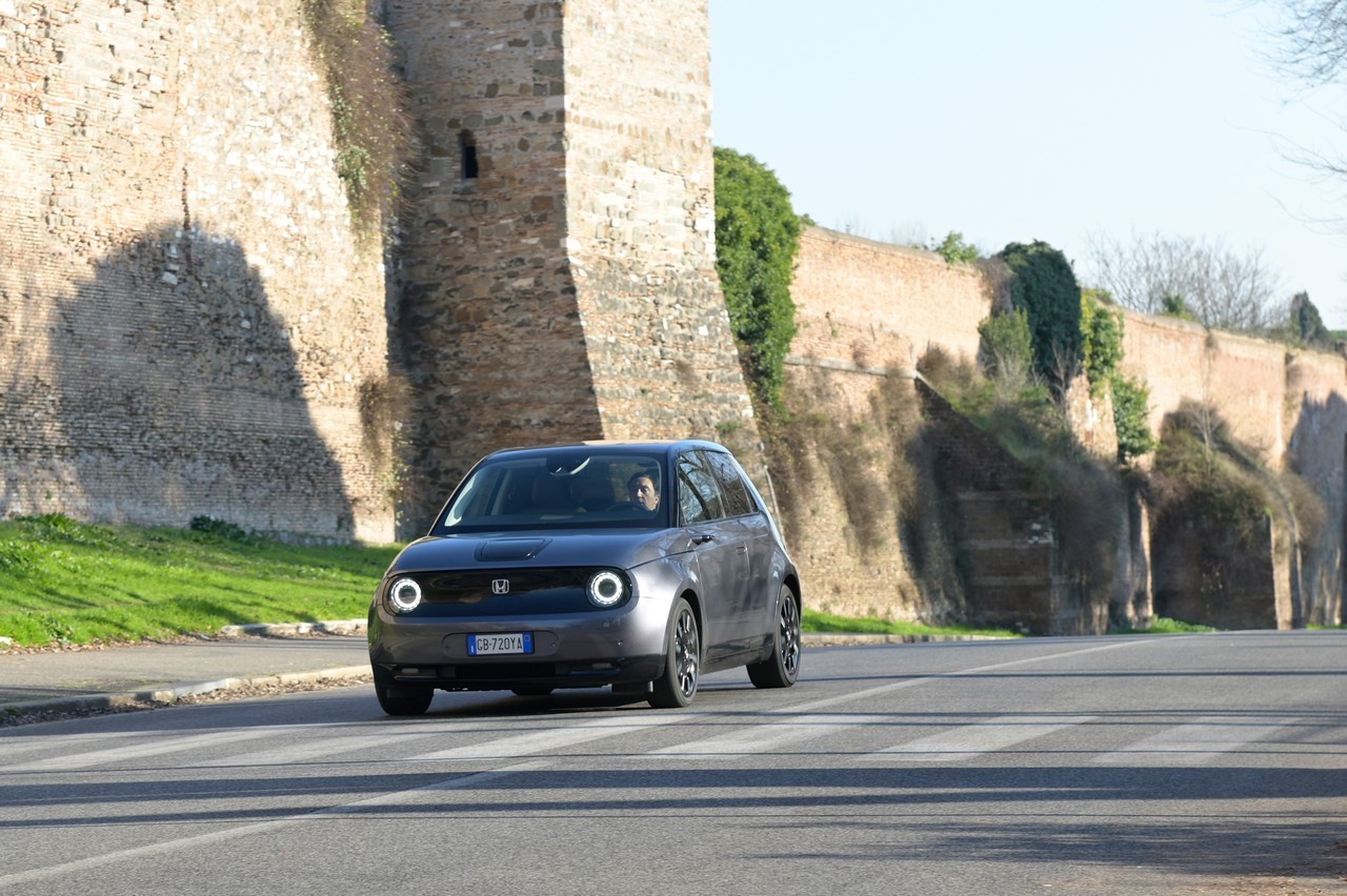 Mercedes EQA ed Honda e: prova su strada