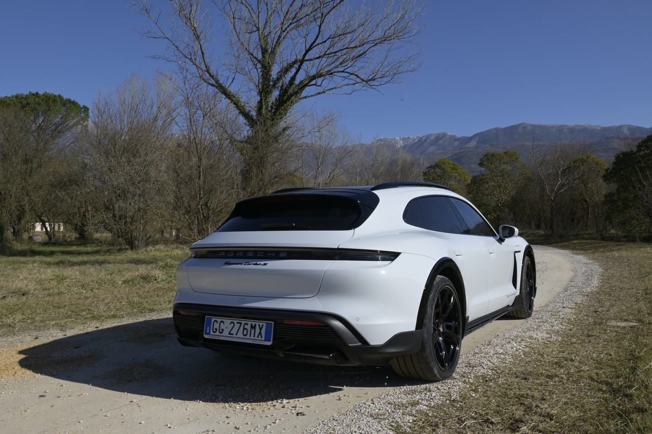 Porsche Taycan Cross Turismo Turbo S: prova su strada