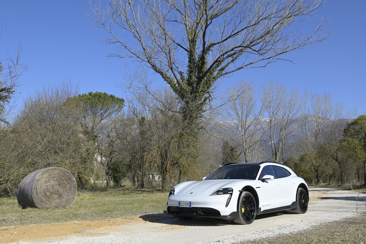 Porsche Taycan Cross Turismo Turbo S: prova su strada