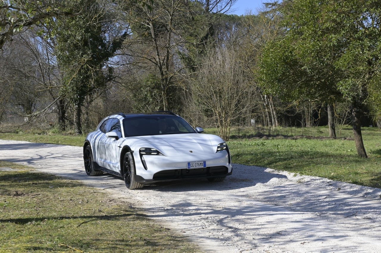 Porsche Taycan Cross Turismo Turbo S: prova su strada