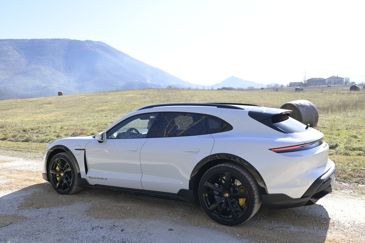 Porsche Taycan Cross Turismo Turbo S: prova su strada