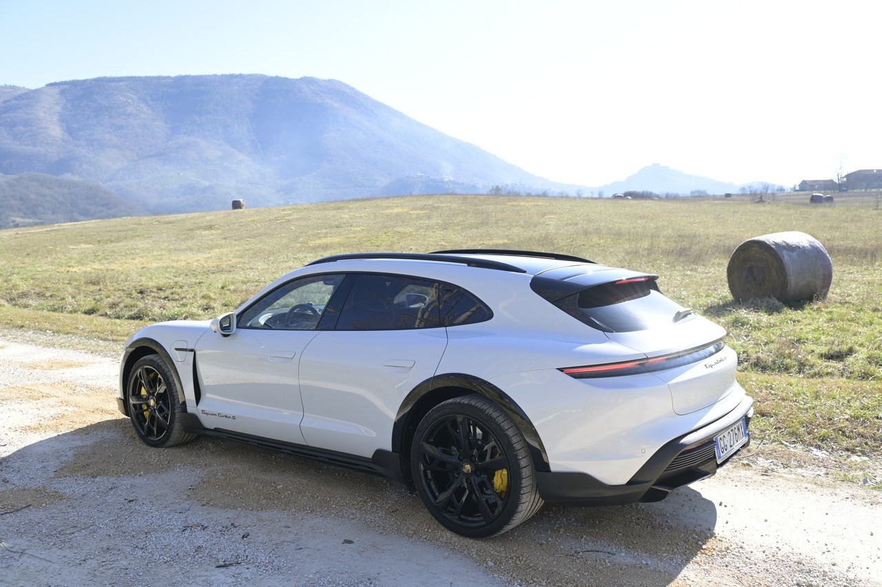 Porsche Taycan Cross Turismo Turbo S: prova su strada