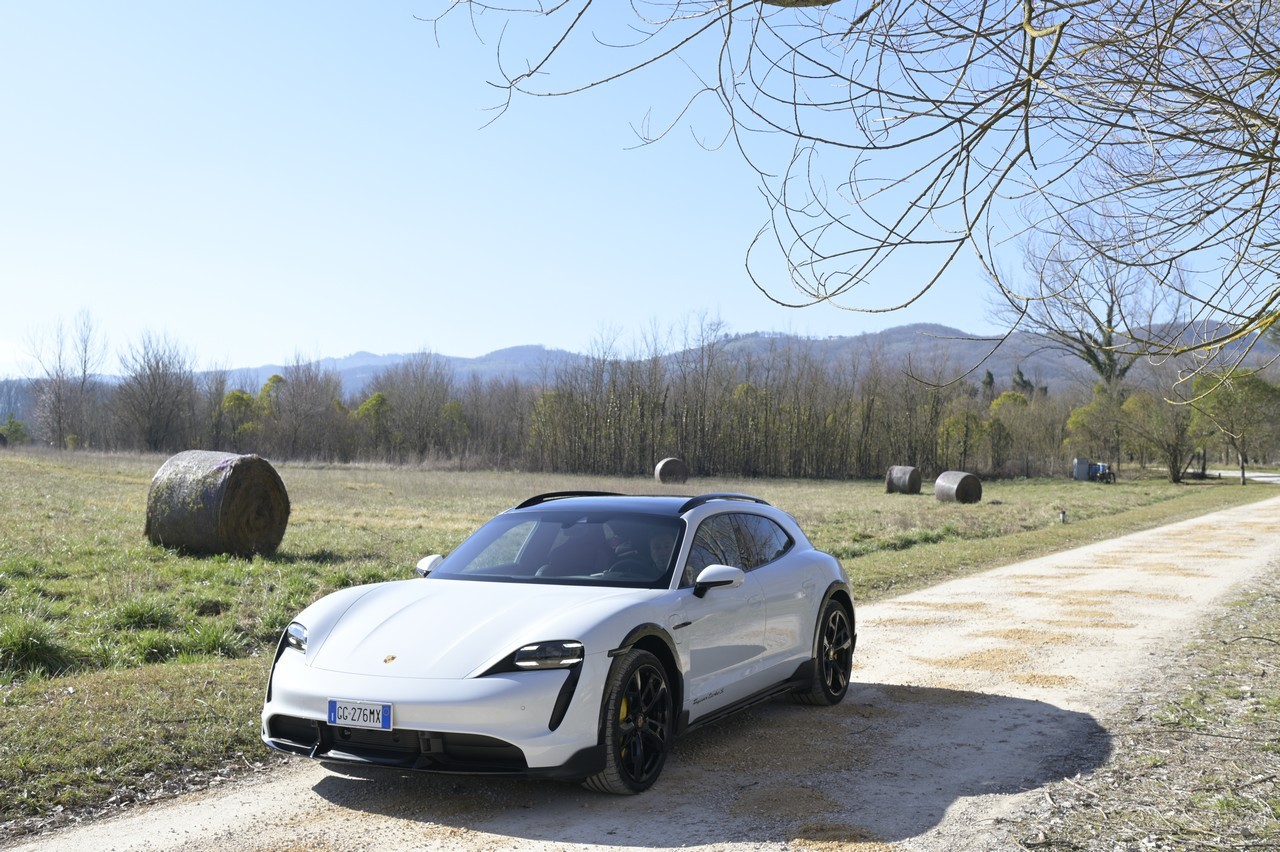 Porsche Taycan Cross Turismo Turbo S: prova su strada