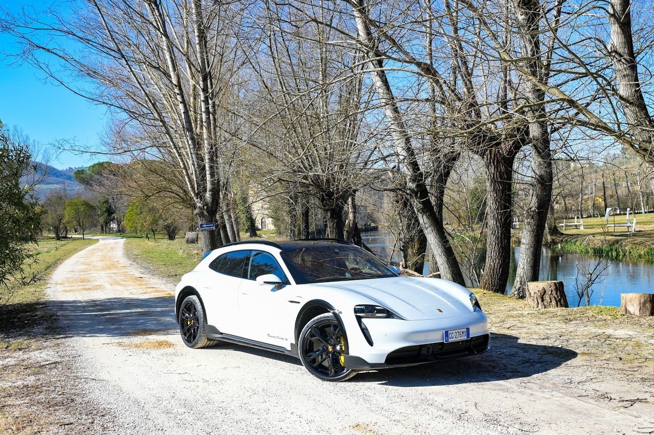 Porsche Taycan Cross Turismo Turbo S: prova su strada