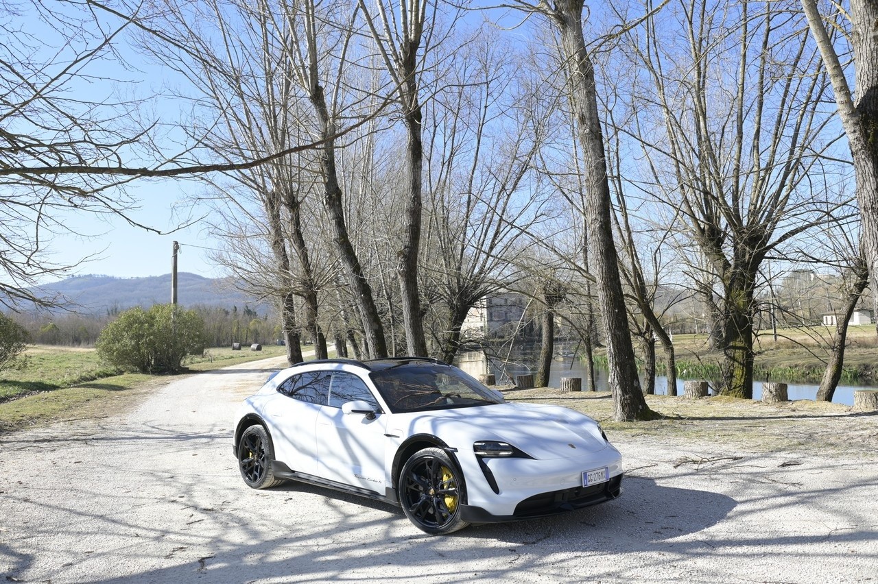 Porsche Taycan Cross Turismo Turbo S: prova su strada