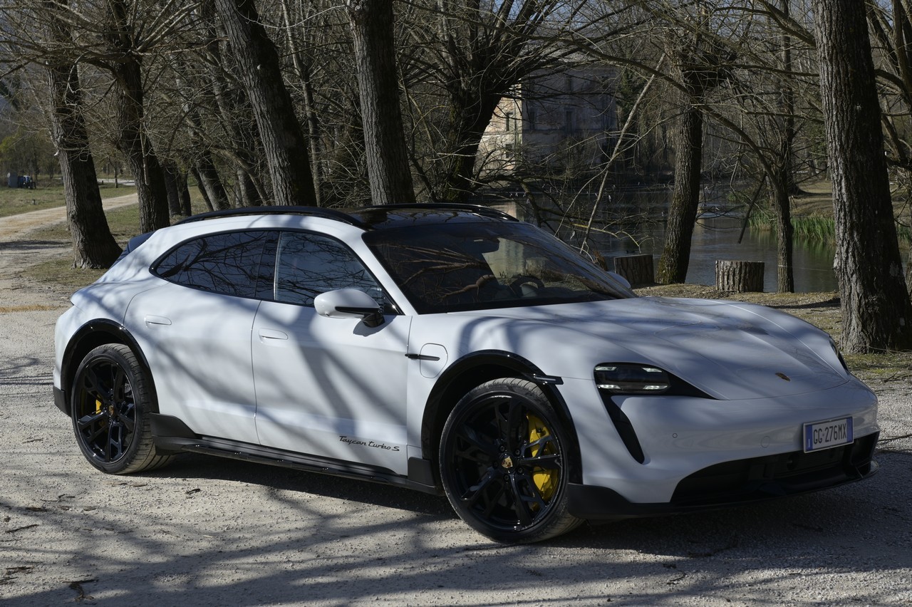 Porsche Taycan Cross Turismo Turbo S: prova su strada