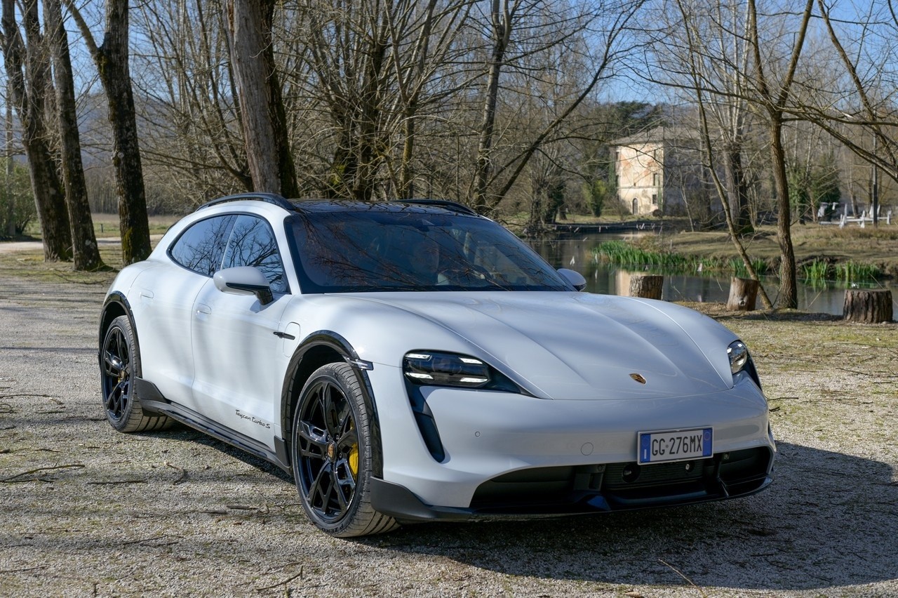 Porsche Taycan Cross Turismo Turbo S: prova su strada