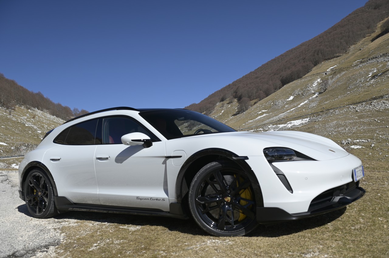 Porsche Taycan Cross Turismo Turbo S: prova su strada