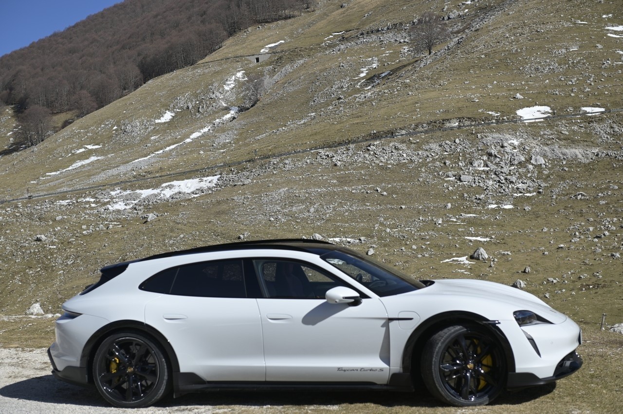 Porsche Taycan Cross Turismo Turbo S: prova su strada