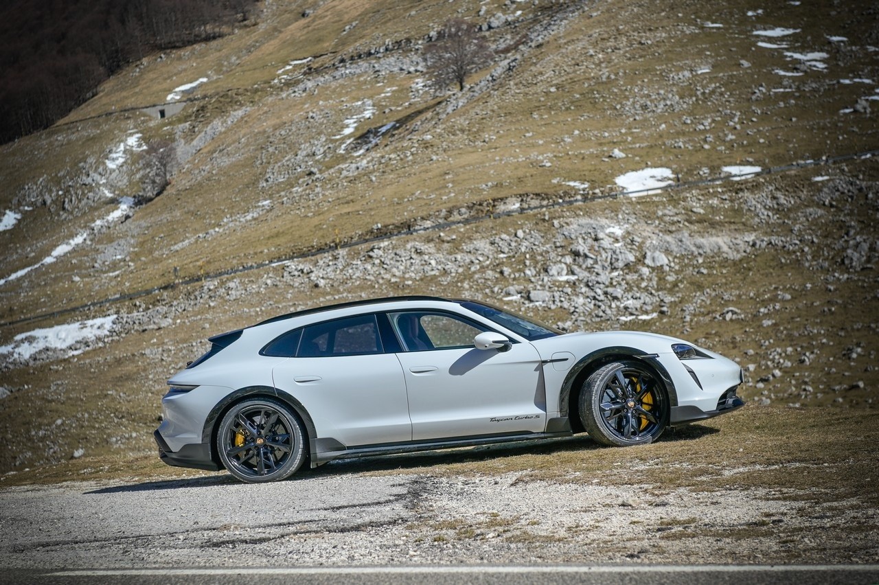 Porsche Taycan Cross Turismo Turbo S: prova su strada