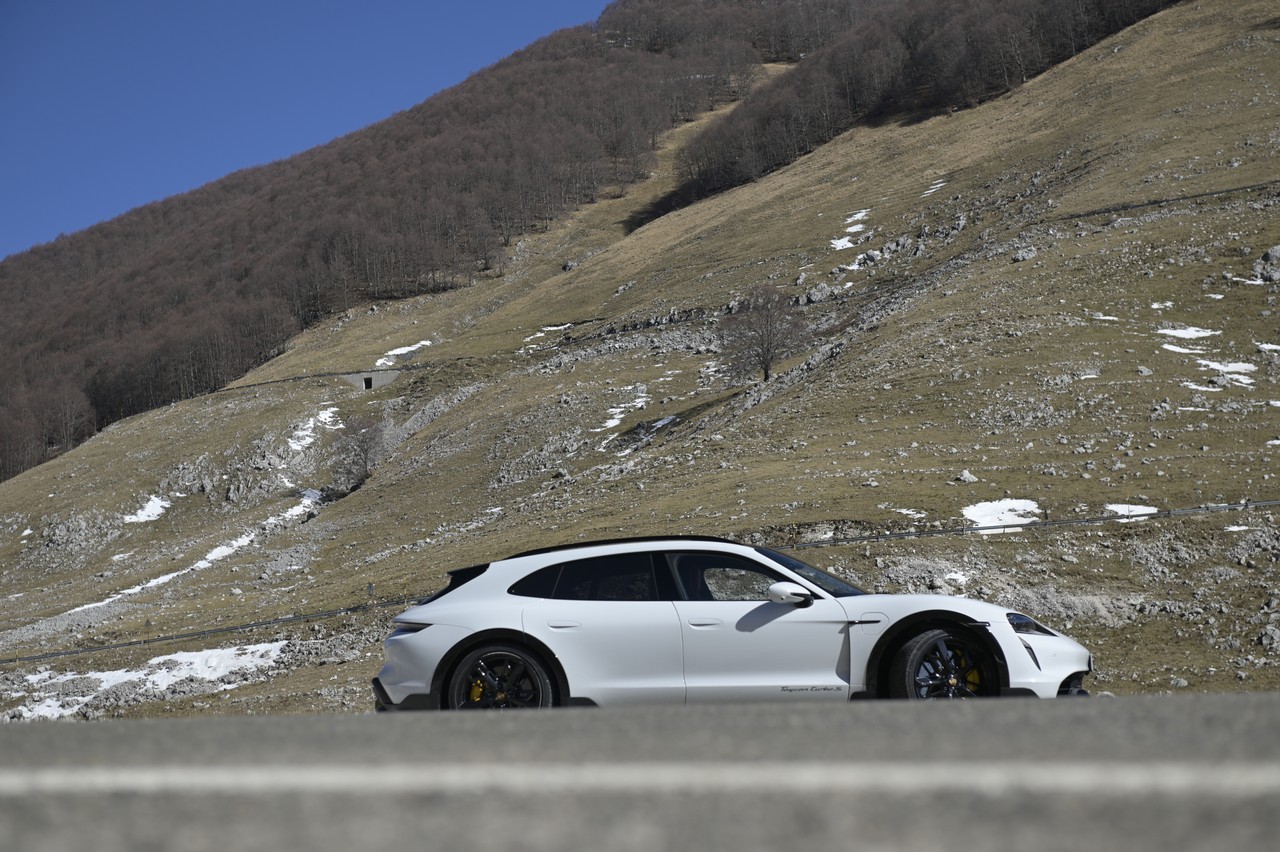 Porsche Taycan Cross Turismo Turbo S: prova su strada