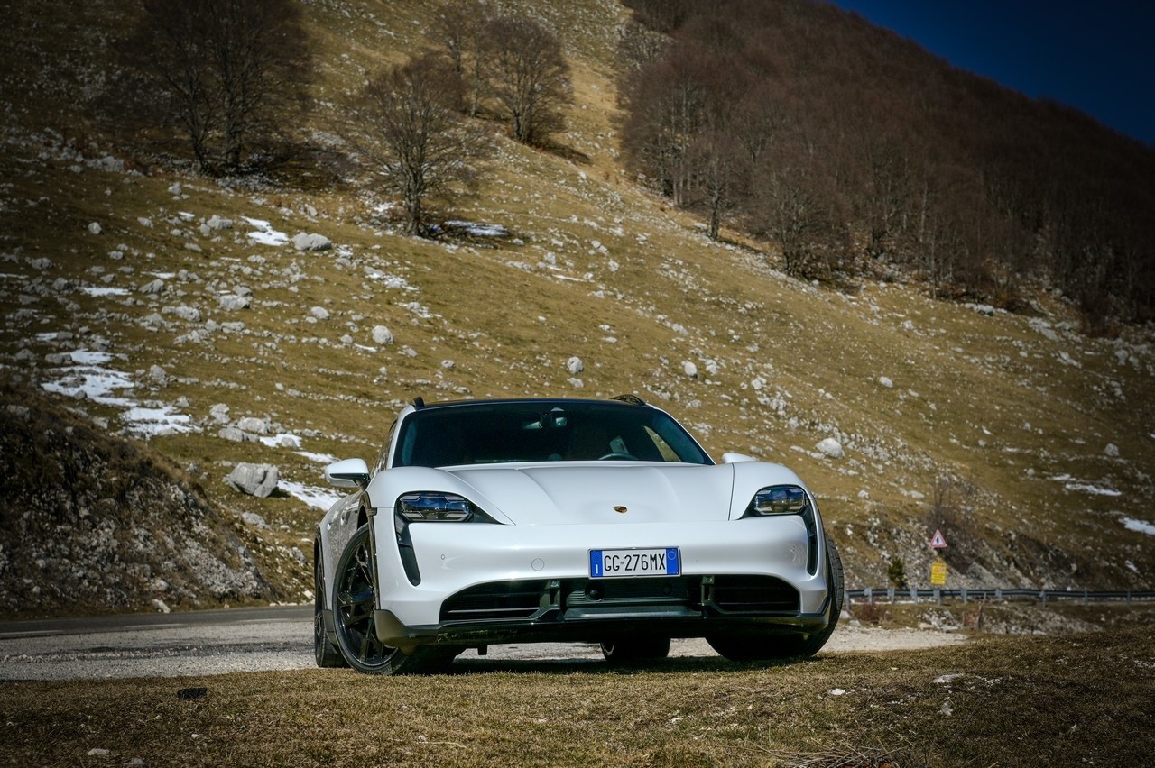 Porsche Taycan Cross Turismo Turbo S: prova su strada